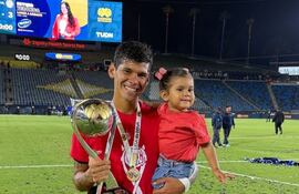 Robert Morales, con el trofeo alcanzado con Toluca y su hija en brazo, tras la victoria alcanzada sobre América, en Estados Unidos.