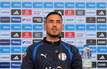 El delantero paraguayo, Antonio Sanabria, en la conferencia de prensa previa al partido amistoso que la Albirroja disputará ante la selección de Grecia.