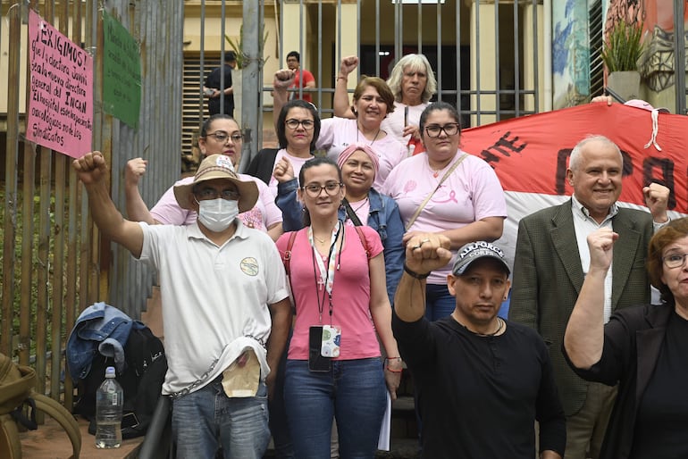 Manifestación de pacientes con cáncer frente a la sede del Ministerio de Salud. Foto Archivo.