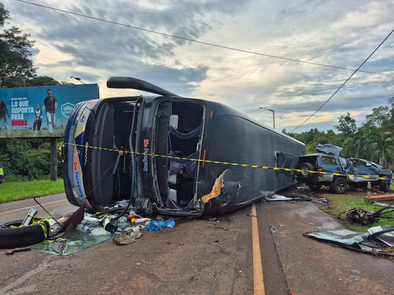 Tres personas internadas en HGI tras triple colisión y vuelco de colectivos en Encarnación
