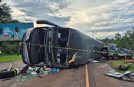 Tres personas internadas en HGI tras triple colisión y vuelco de colectivos en Encarnación.