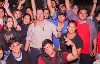 Reunión política con presencia de los supuestos dirigente de la ocupación de tierras destinadas a espacios verdes de Pastoreo.