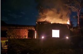 Pese al esfuerzo de los bomberos voluntarios la humilde casita del barrio Villa Madrid de Limpio fue consumida por las llamas, en un nuevo caso de violencia familiar. Fue el viernes último.