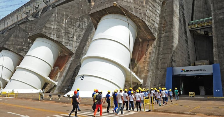 Turismo en la Central Hidroeléctrica Itaipú.