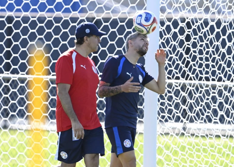 La principal figura ofensiva de la albirroja, Julio Enciso realiza la caminata, acompañado de cerca por el médico de la selección nacional, el doctor Osvaldo Insfrán.