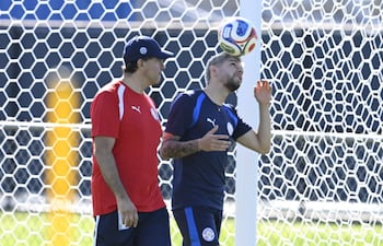 El doctor Osvaldo Insfrán Hellmann (55) evaluaba de cerca a Julio Enciso antes del debut frente a Estados Unidos en el Mundial 2026.