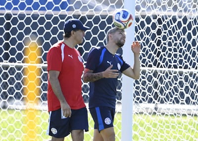 El doctor Osvaldo Insfrán Hellmann (55) evaluaba de cerca a Julio Enciso antes del debut frente a Estados Unidos en el Mundial 2026.