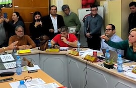 La concejala Carolina González apunta al intendente de Lambaré, Guido González.