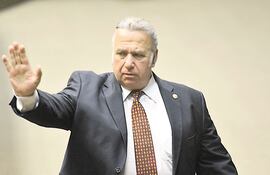 El Partido Colorado y Horacio Cartes protegen a capa y espada al político condenado por hechos de corrupción, Óscar González Daher (ANR, HC).