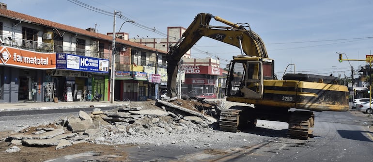 MOPC ya demolió las “paradas” que debían ser del metrobús, pero sus autoridades no denuncian a responsables de la fallida obra.