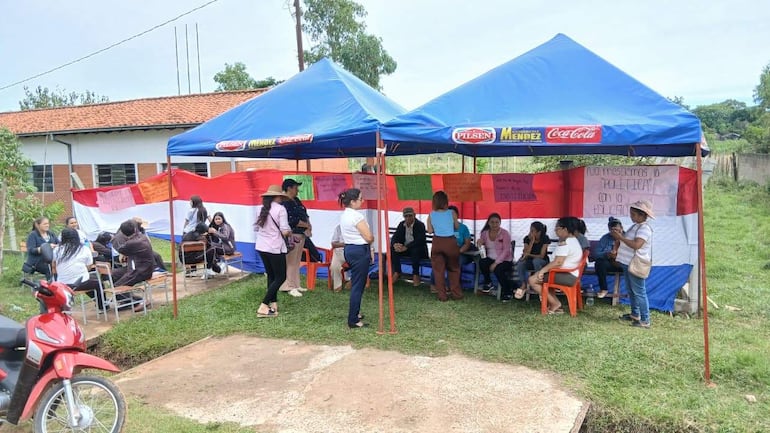 Padres toman colegio de Troche y denuncian imposición política de docentes