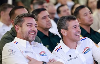 El presidente Santiago Peña (d), junto a Pedro Alliana, durante el lanzamiento WRC Rally del Paraguay.