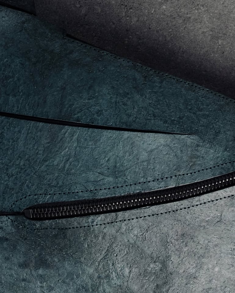 Bolso de la marca Enfin Levé, hecho con "cuero de T-Rex".