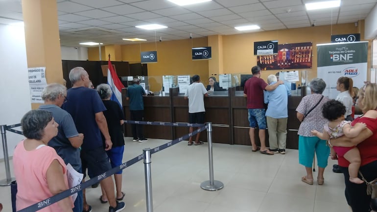 Los trámites realizan en ventanilla, que también lleva mucho tiempo, según las quejas. 