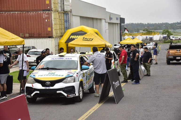 Los autos y las tripulaciones realizan las verificaciones técnica, administrativa y seguridad del Rally del Chaco 2026 en Hangares P.A.S., en Luque, Paraguay.