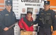 Tres hombres en la comisaría: dos policías con gafas de sol, uno sostiene un machete, el detenido viste camiseta roja y negra, rostro tranquilo.