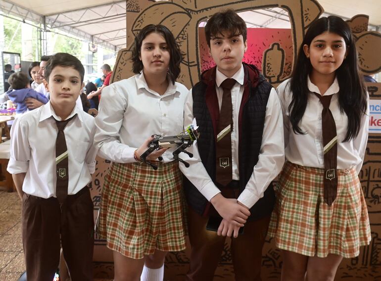 Giuliano Lezcano, Amira Ávalos, Matías Garay y Jazmín Dávalos, con su robótica XGO, son del colegio Los Laureles.