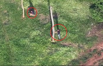 Imagen aérea de supuestos campesinos disparando desde un área boscosa