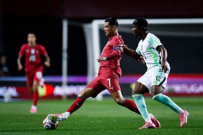 El delantero de Portugal Cristiano Ronaldo disputa el balón con el defensor de Nigeria Bruno Onyemaechi durante el partido de fútbol amistoso internacional entre Portugal y Nigeria en el Estadio Magalhaes Pessoa en Leiria.