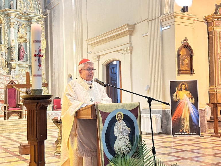 Cardenal Martínez, vestido de blanco y birrete rojo, habla en un atril en la Catedral Metropolitana, rodeado de decoración religiosa.