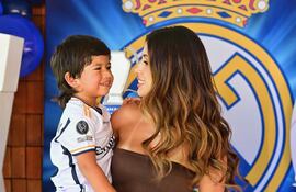 El cumpleañero Ciro Romero con su mami Gabriela Miskinich.