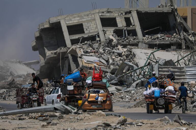 Palestinos desplazados evacúan Jan Yunis, en el sur de la Franja de Gaza, el martes.