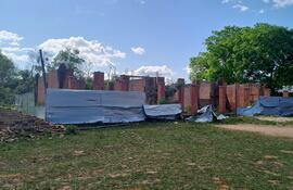 El futuro pabellón de tres aulas que quedó a la altura del techo se encuentra en peligro de derrumbe