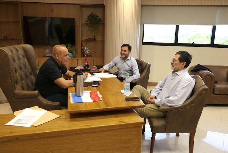 El presidente del Congreso, Basilio "Bachi" Núñez, conversa con el nuevo asesor Marcelo Duarte (con anteojos).