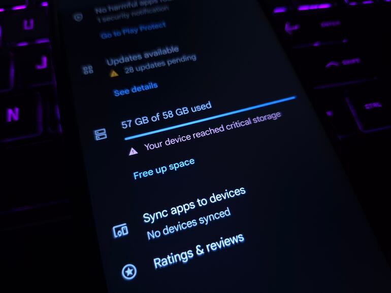 Concepto de almacenamiento lleno o casi lleno en el celular.