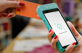 POS y tarjeta de una entidad bancaria.