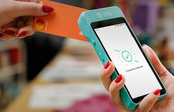 POS y tarjeta de una entidad bancaria.