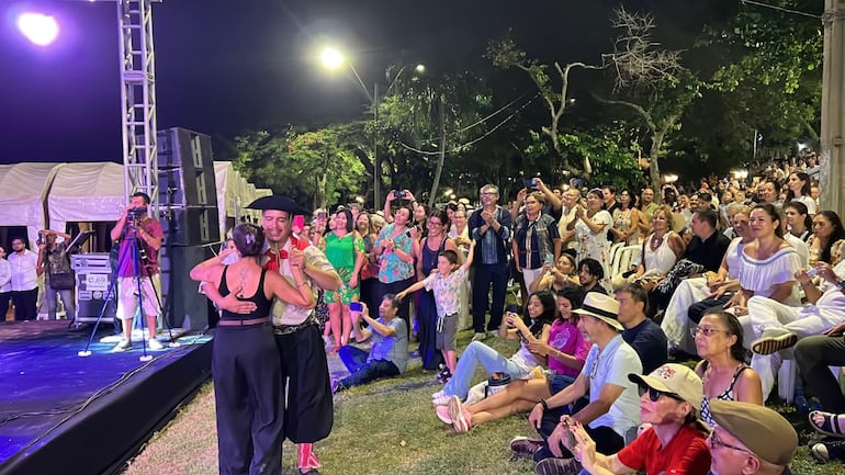 Una gran cantidad de personas disfrutó del festival musical.