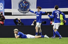 Julio Enciso, del Estrasburgo (izda.), celebra con sus compañeros tras anotar el gol del 3-0 durante el partido de vuelta de los cuartos de final de la UEFA Conference League entre el RC Estrasburgo Alsacia y el 1. FSV Mainz 05, en Estrasburgo, Francia.