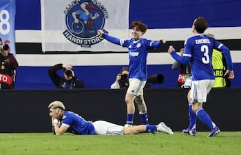 Julio Enciso, del Estrasburgo (izda.), celebra con sus compañeros tras anotar el gol del 3-0 durante el partido de vuelta de los cuartos de final de la UEFA Conference League entre el RC Estrasburgo Alsacia y el 1. FSV Mainz 05, en Estrasburgo, Francia.