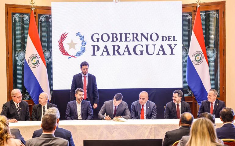 De izq, a der.: Emiliano Rolón, César Diesel, Pedro Alliana, Basilio Núñez, Raúl Latorre y Camilo Benítez, observan a Santiago Peña (c)