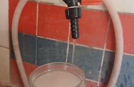 Así llega el agua a la compañía Cabañas de Caacupé: turbia y no apta para beber.