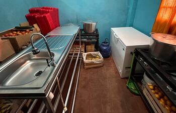 Un cortocircuito habría impedido ayer la elaboración de alimentos para almuerzo en la escuela Domingo Martínez de Irala de la ciudad de Ypané. La empresa proveedora, Granos y Aceites, está reacondicionando la cocina que ni siquiera tenía lavaderos.