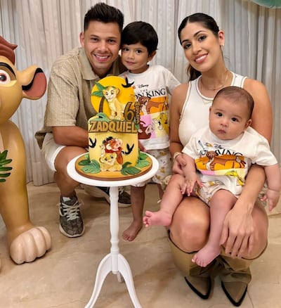 ¡Celebración familiar! Ángel Romero y Gabriela Miskinich con sus hijos Ciro y Zadquiel.