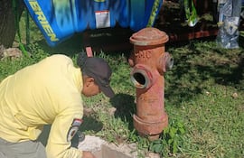 La boca hidrante ubicada en la calle Colón contiene agua cloacal y no cuenta con la presión necesaria para la extracción de agua.
