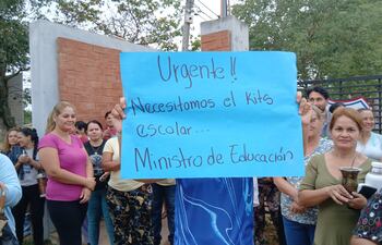 Padres cerraron ayer una ruta en Villeta para exigir entrega de kits escolares.