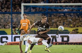 Ángel Romero en acción ante un jugador de Platense durante el partido disputado en La Bombonera (Foto gentileza de @caplatense)