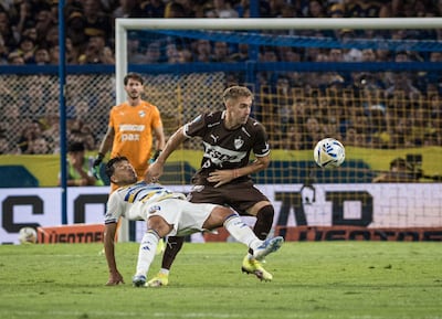 Ángel Romero en acción ante un jugador de Platense durante el partido disputado en La Bombonera (Foto gentileza de @caplatense)