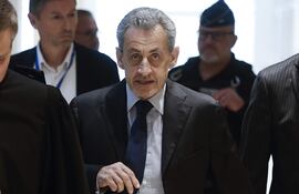 Nicolas Sarkozy (C), expresidente de Francia.