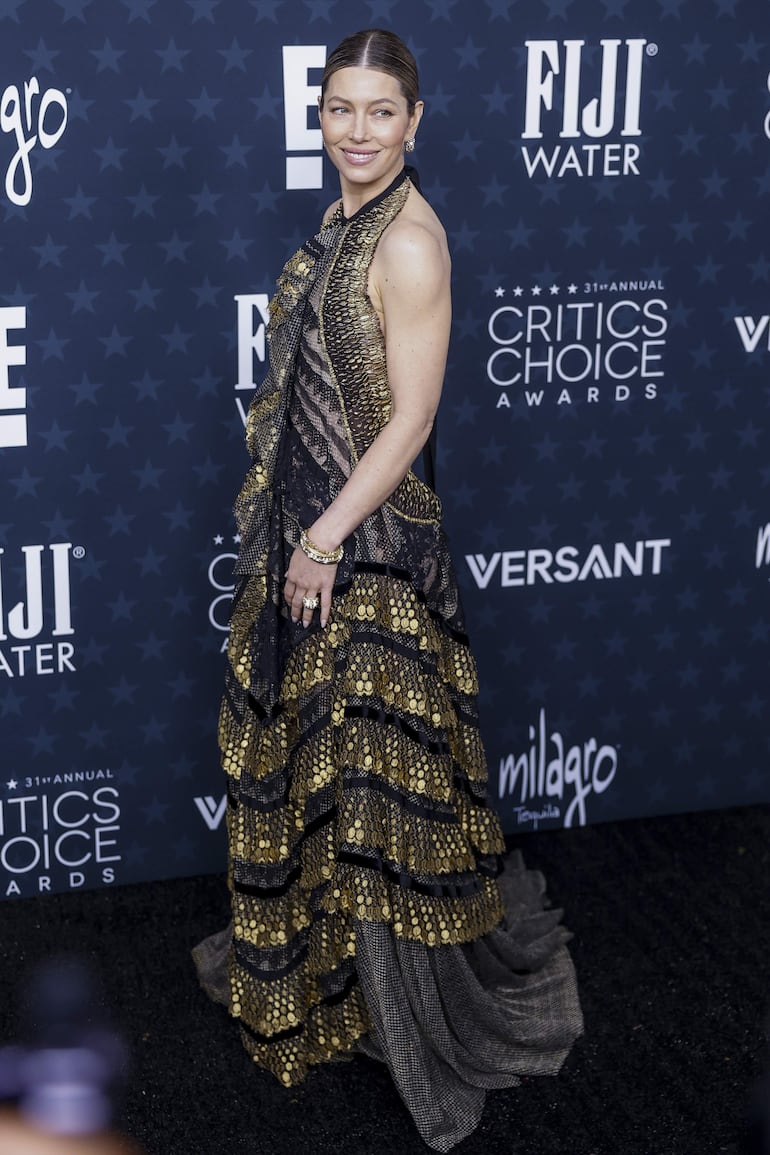 Jessica Biel llegó a los Critics Choice Awards con un elegante vestido de la nueva colección de Lanvin. (EFE/EPA/CHRIS TORRES)
