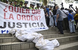 Acto opositor en la explanada de la Corte, donde la Policía impidió el avance.