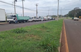 Hasta que se resuelva el problema en Brasil, los camiones de mediano porte, seguirán cruzando por el Puente de la Amistad.