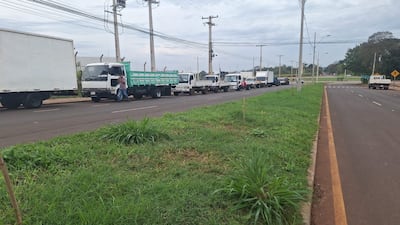 Hasta que se resuelva el problema en Brasil, los camiones de mediano porte, seguirán cruzando por el Puente de la Amistad.