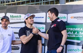 Los protagonistas del fin de semana, Migue Zaldívar (izq.), saluda a Alejandro Galanti.