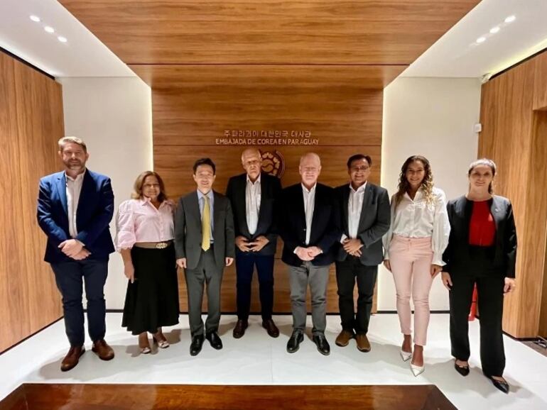 Reunión de autoridades del Senacsa y de la ARP, en el embajada de Corea en Asunción, sobre gestiones para habilitacion del mercado de la carne porcina.