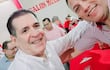 Cubilla en camisa blanca y Cartes en camisa a rayas, sonriendo juntos en un salón decorado con elementos rojos.